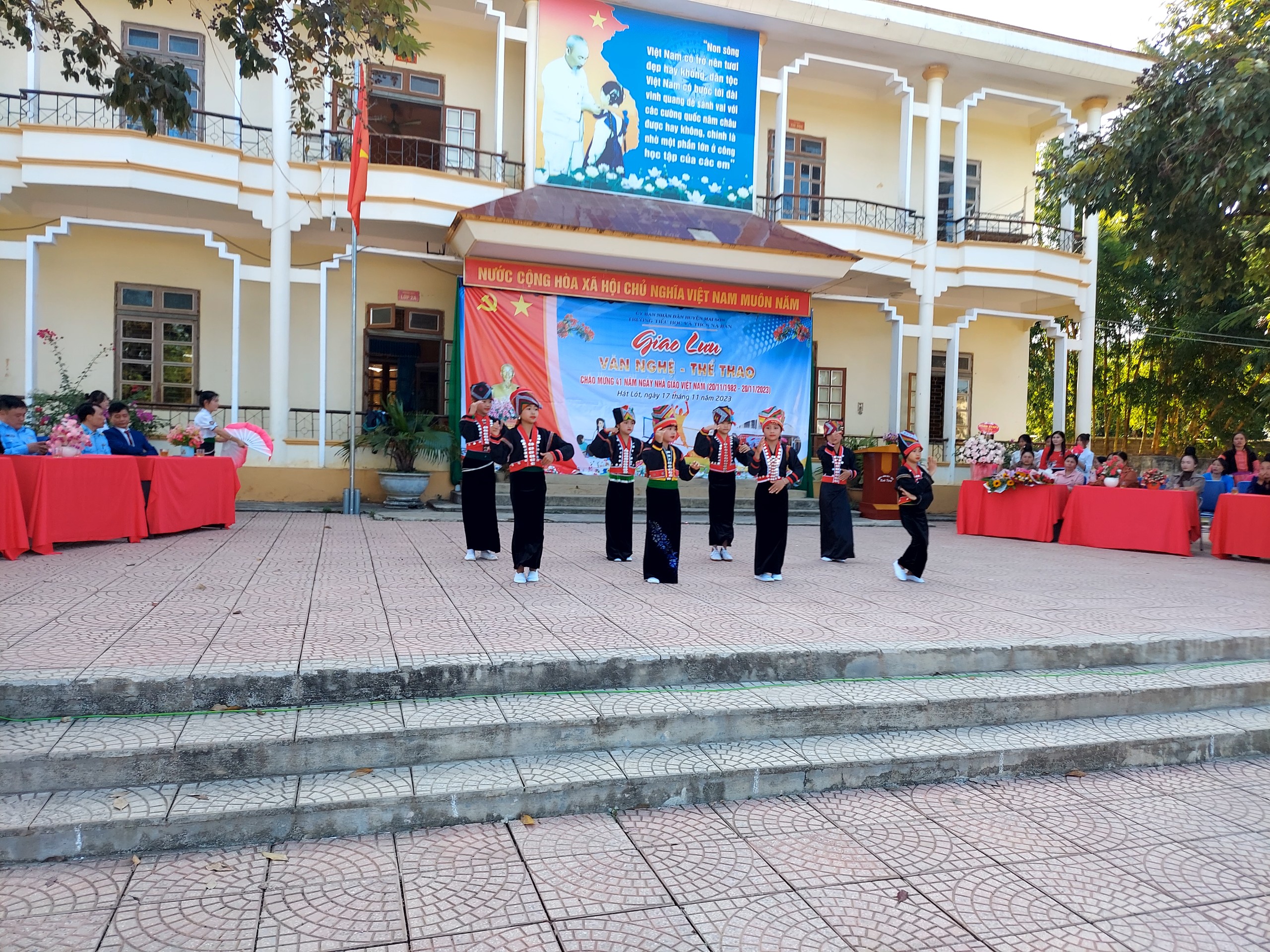 8. VĂN NGHỆ HS